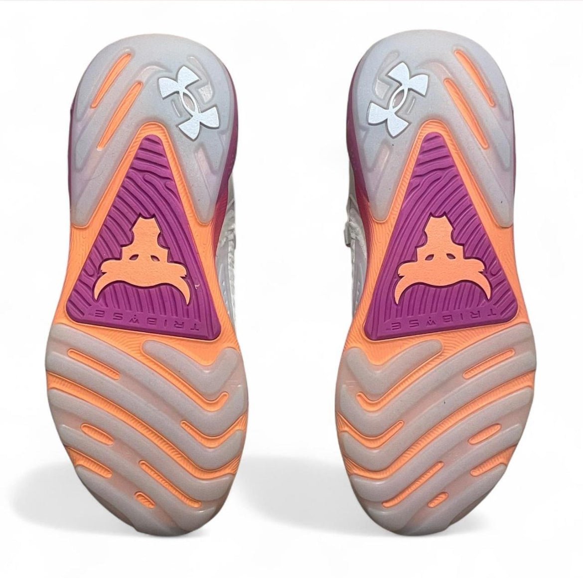 3027600-101 Under Armour Project Rock 7 ‘White Vivid Magenta’ (2024)