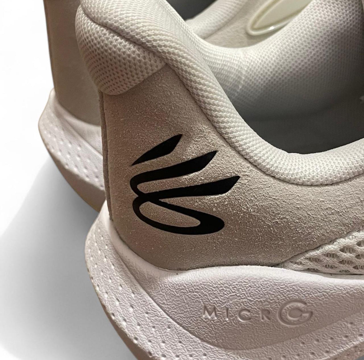 3028193-100 Under Armour CURRY Splash 24 AP ‘Summit White Black’ (2024)