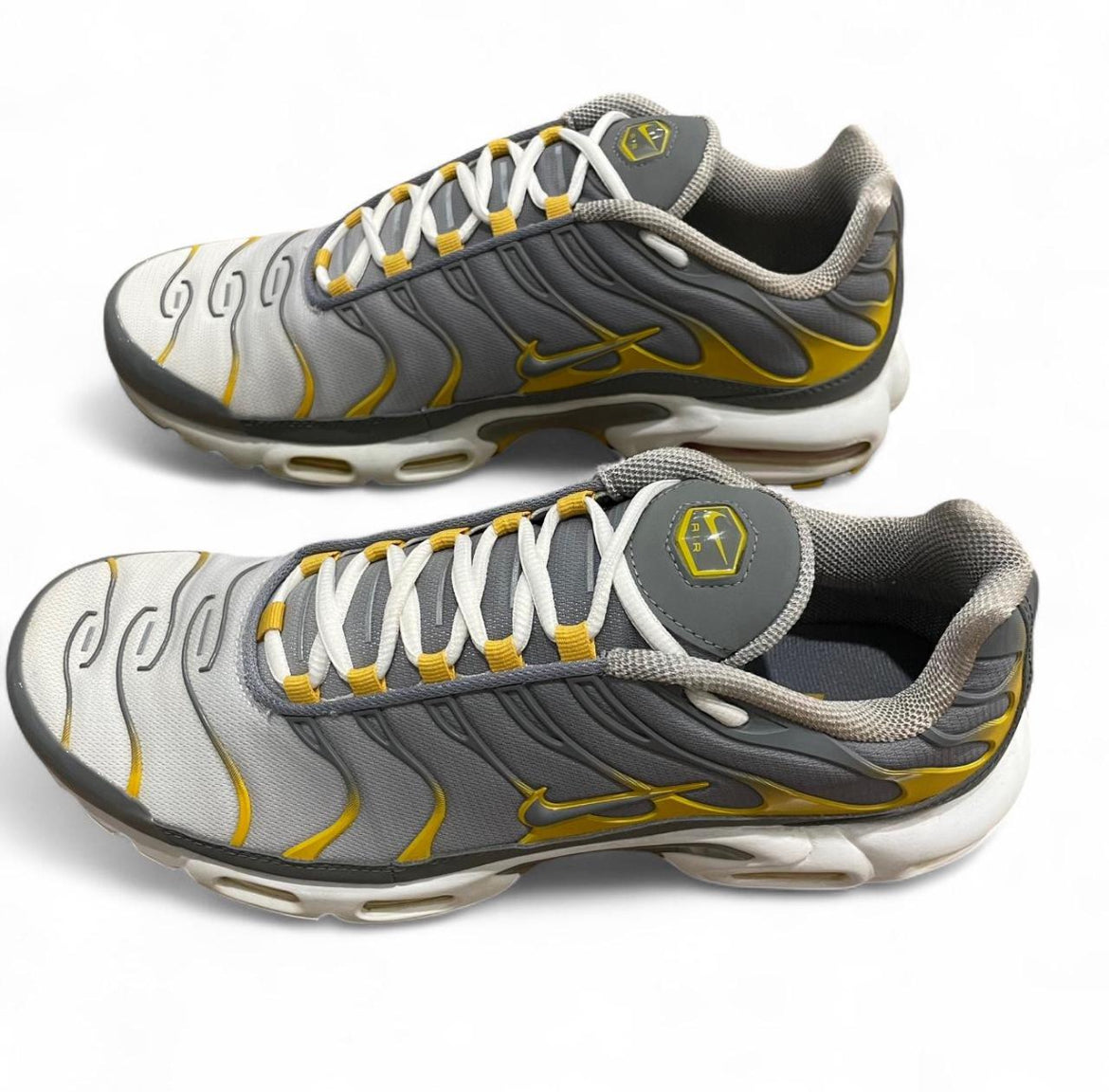 DD7111-001 Nike Air Max Plus TN
‘Particle Grey Dark Sulphur’ (2021)