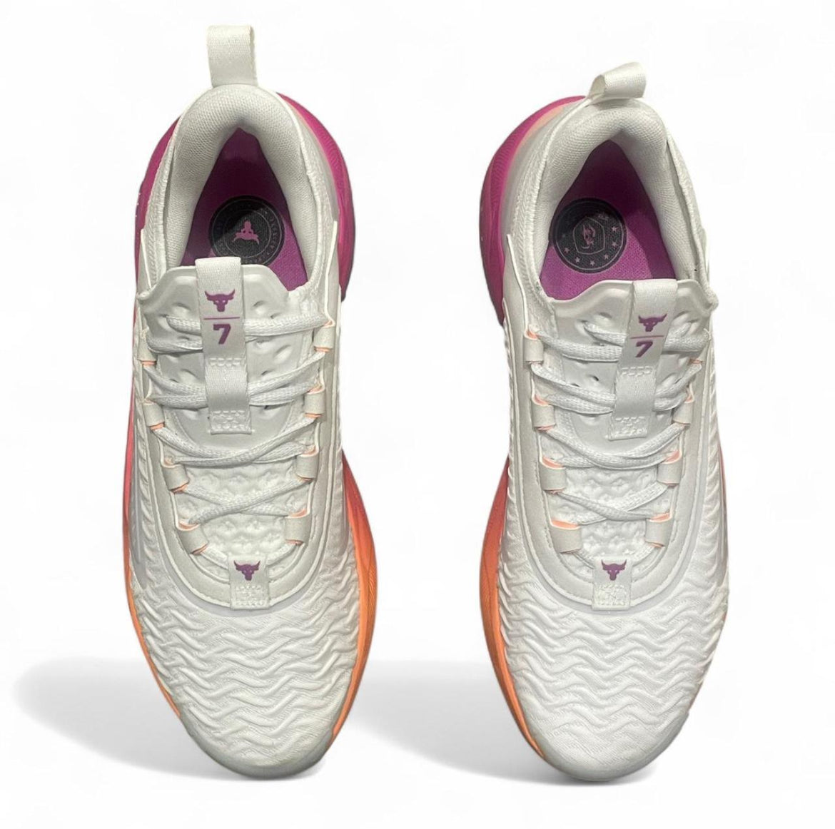 3027600-101 Under Armour Project Rock 7 ‘White Vivid Magenta’ (2024)
