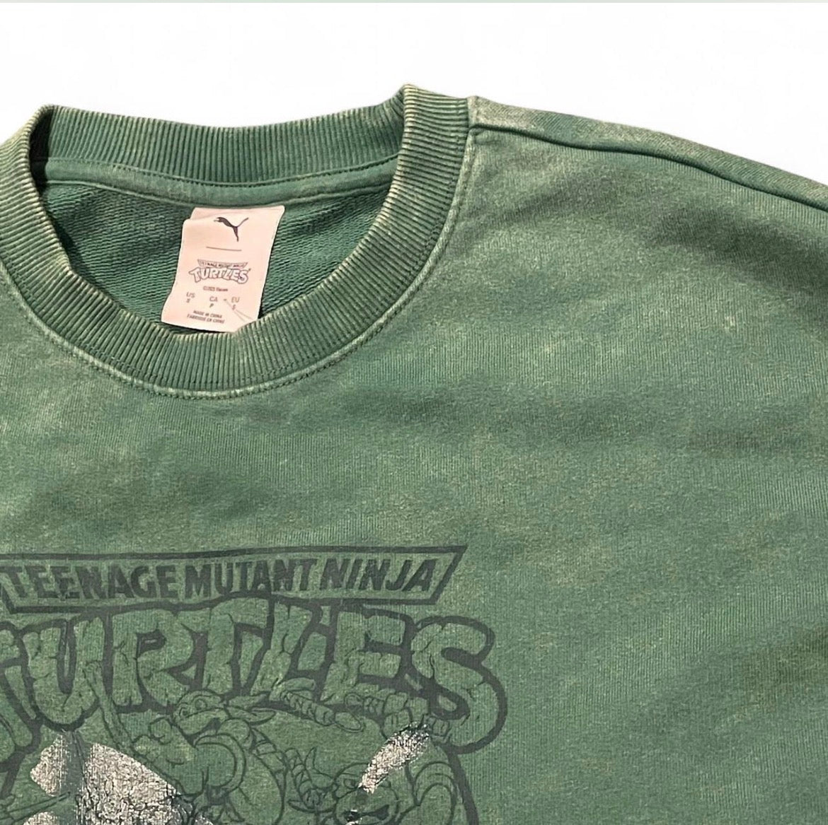 630100-37 PUMA x TMNT Relaxed Graphic Crewneck Sweater ‘Vine Green’ (2025)