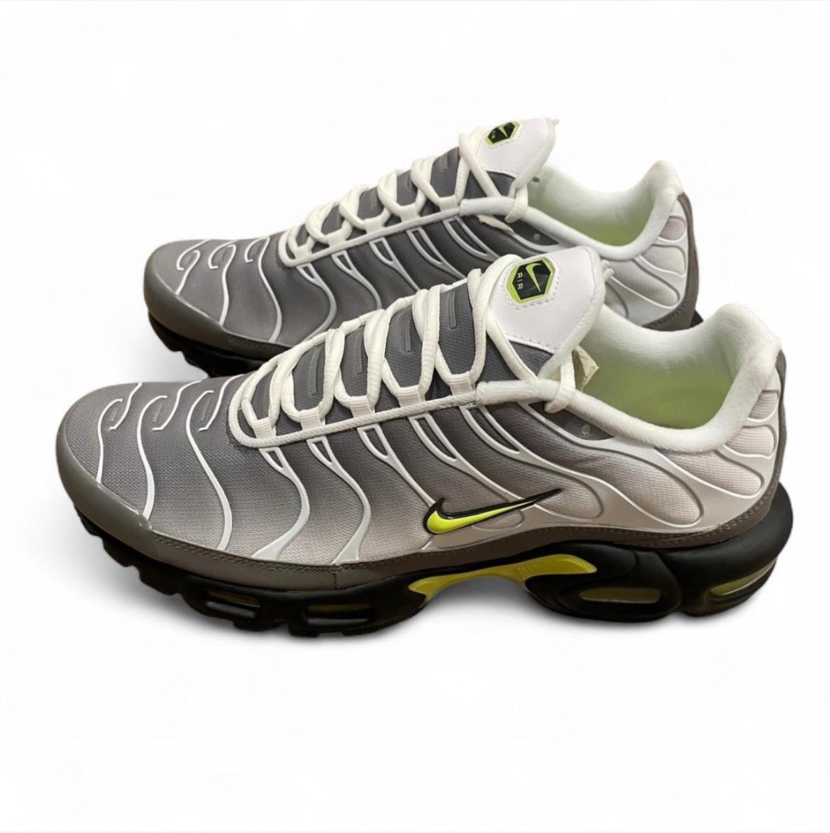 IQ0288-100 Nike Air Max Plus TN ‘Neon’ (2026)