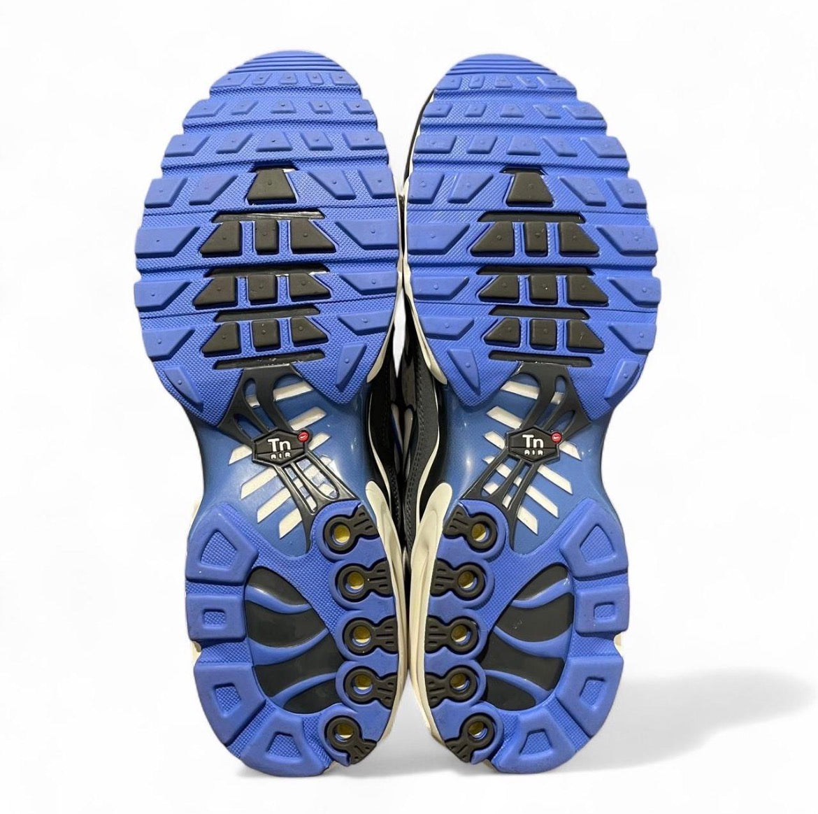 DQ3981-001 Nike Air Max Plus TN ‘Social F.C.’ (2022)