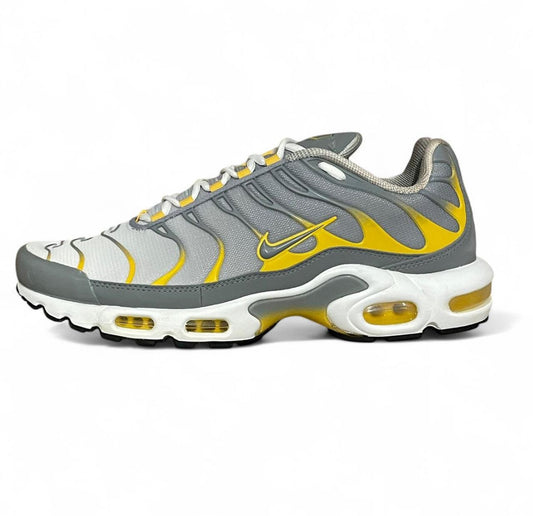 DD7111-001 Nike Air Max Plus TN
‘Particle Grey Dark Sulphur’ (2021)