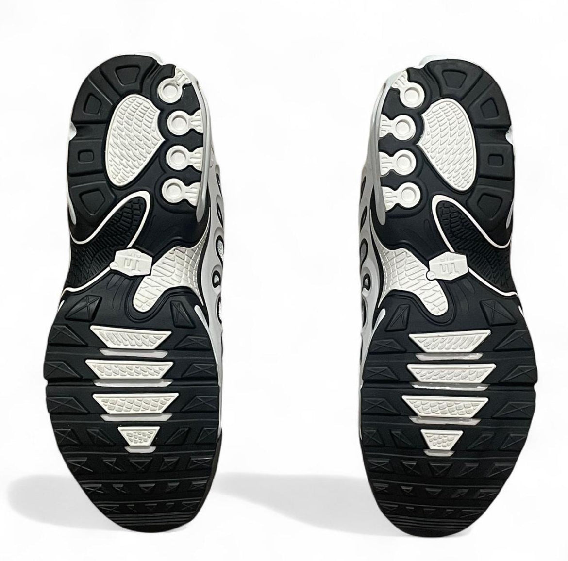 FD4290-101 Nike Air Max Plus TN Drift ‘White Black Metallic Silver’ (2024)