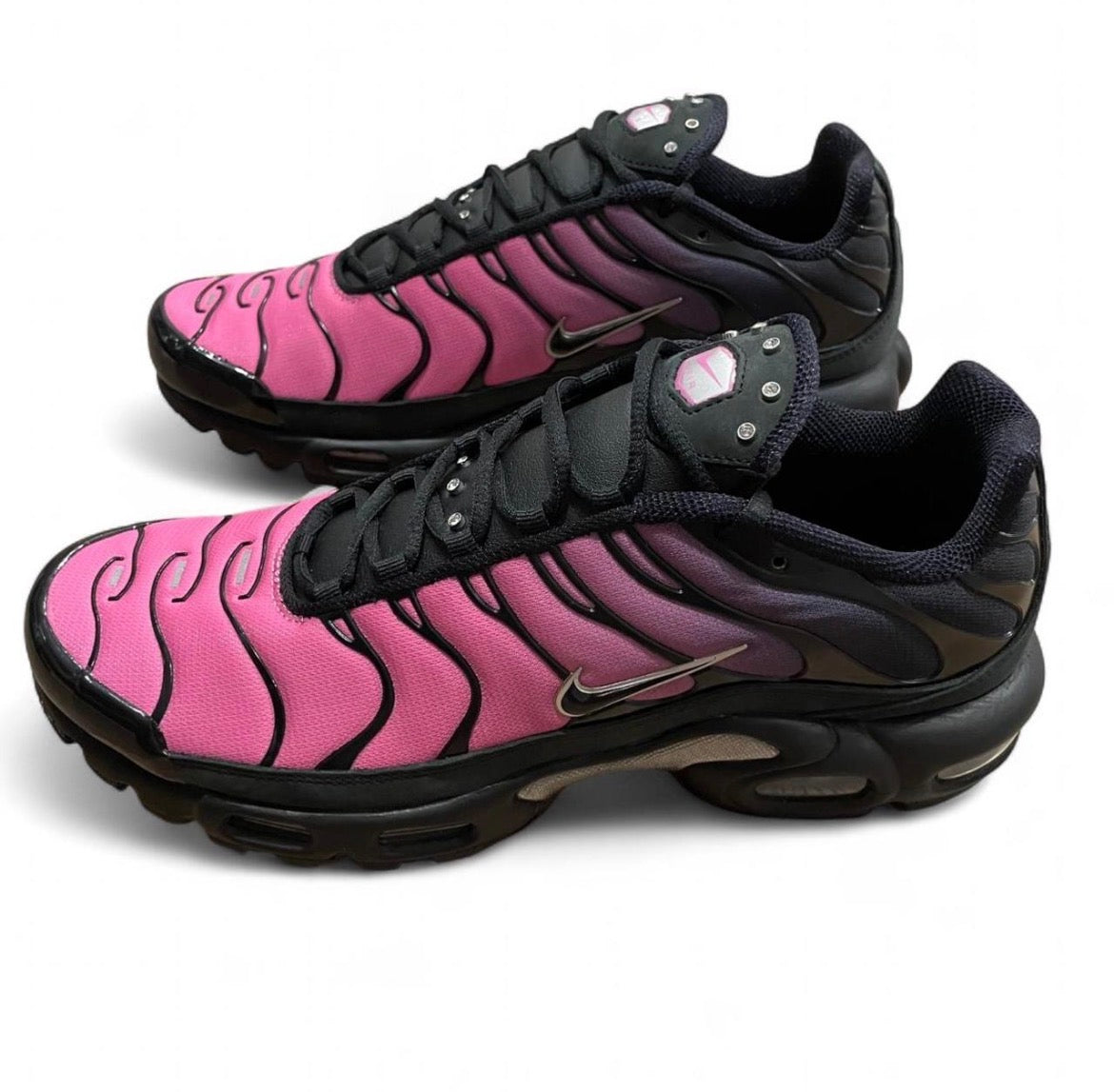 IQ0280-010 Nike Air Max Plus TN ‘Black Peony’ (2026)