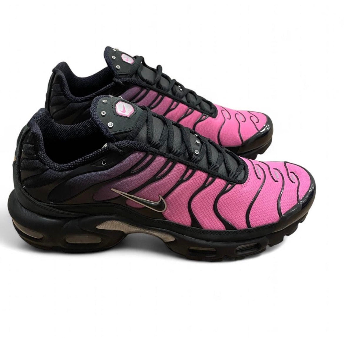 IQ0280-010 Nike Air Max Plus TN ‘Black Peony’ (2026)