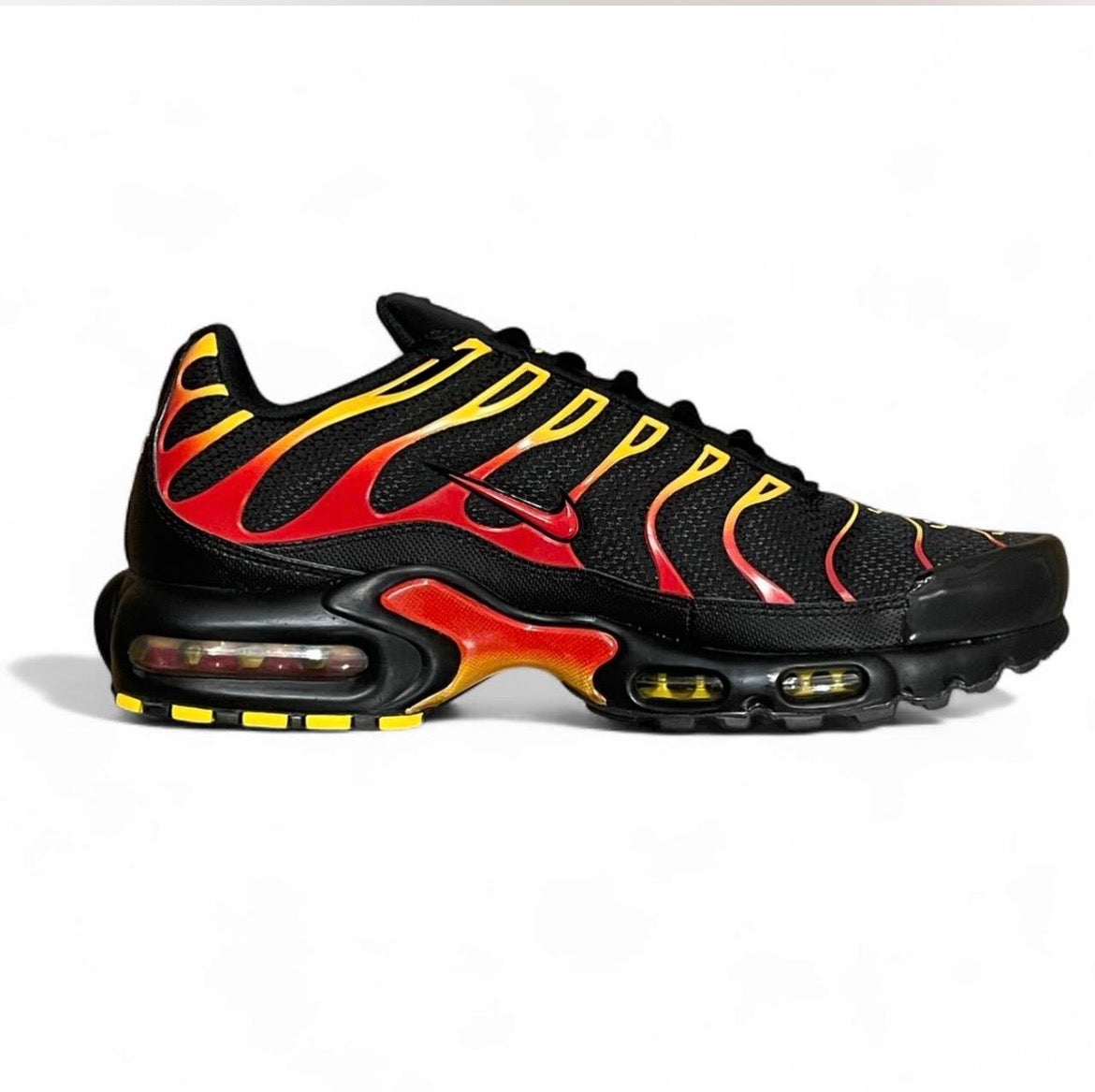 DM0032-030 Nike Air Max Plus TN ‘Black University Gold Red’ (2026)