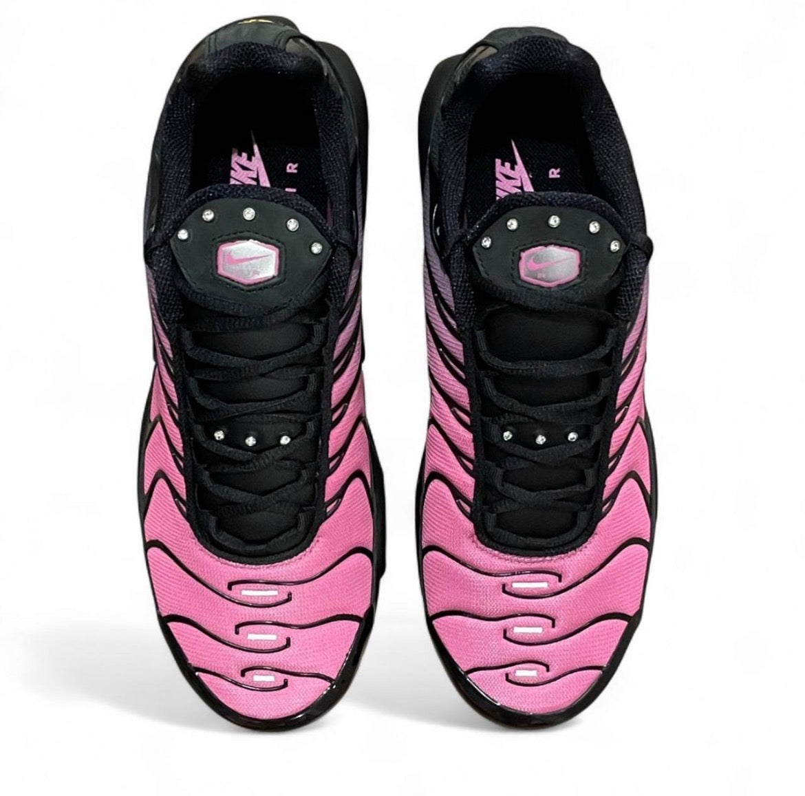 IQ0280-010 Nike Air Max Plus TN ‘Black Peony’ (2026)