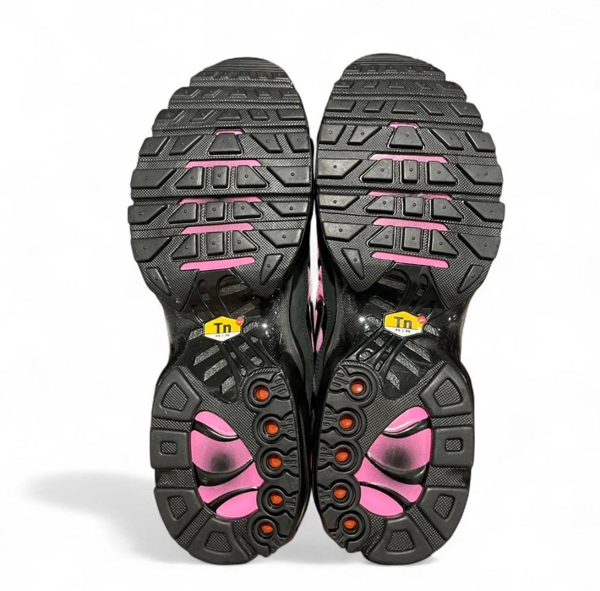 IQ0280-010 Nike Air Max Plus TN ‘Black Peony’ (2026)