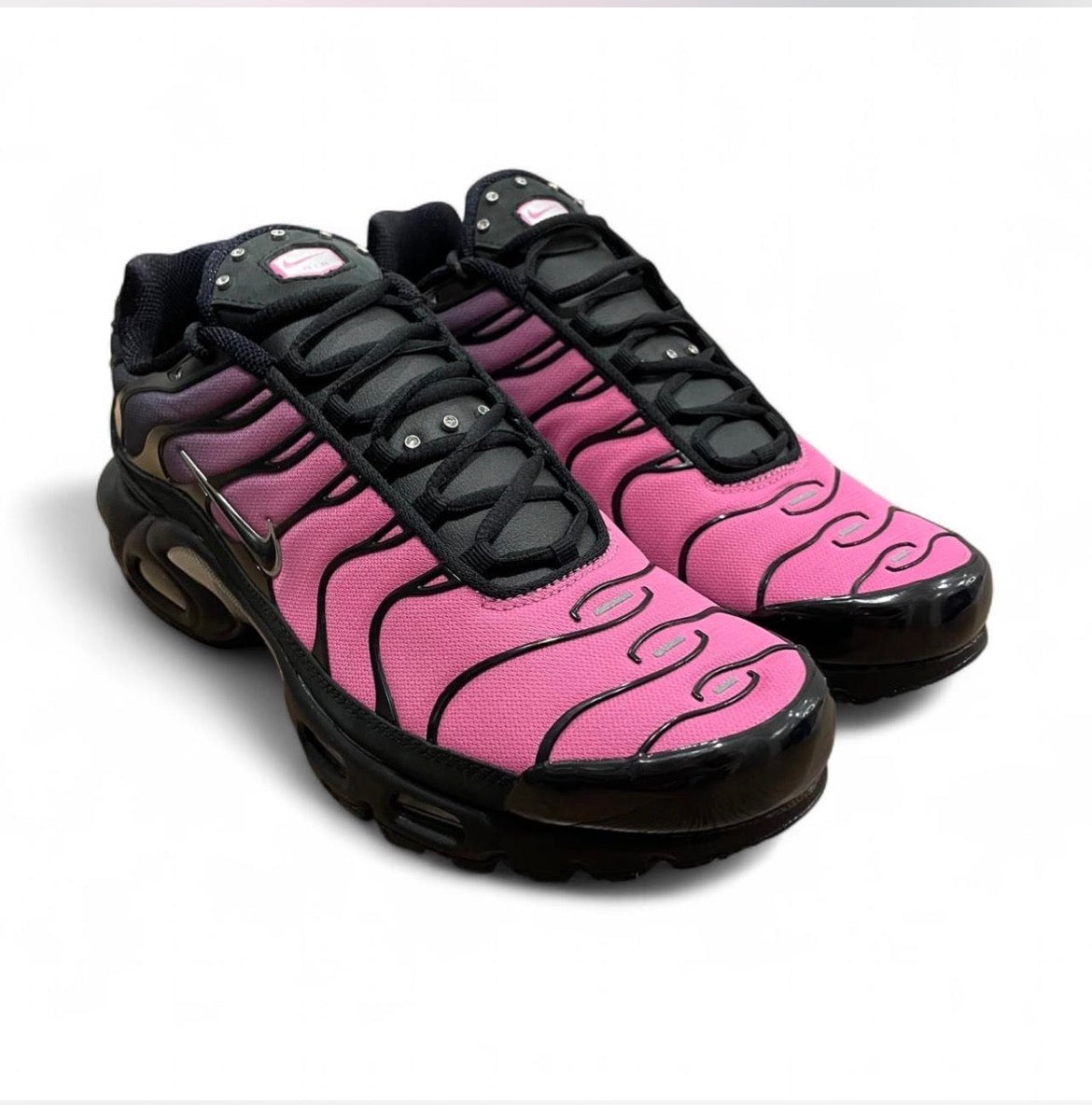 IQ0280-010 Nike Air Max Plus TN ‘Black Peony’ (2026)